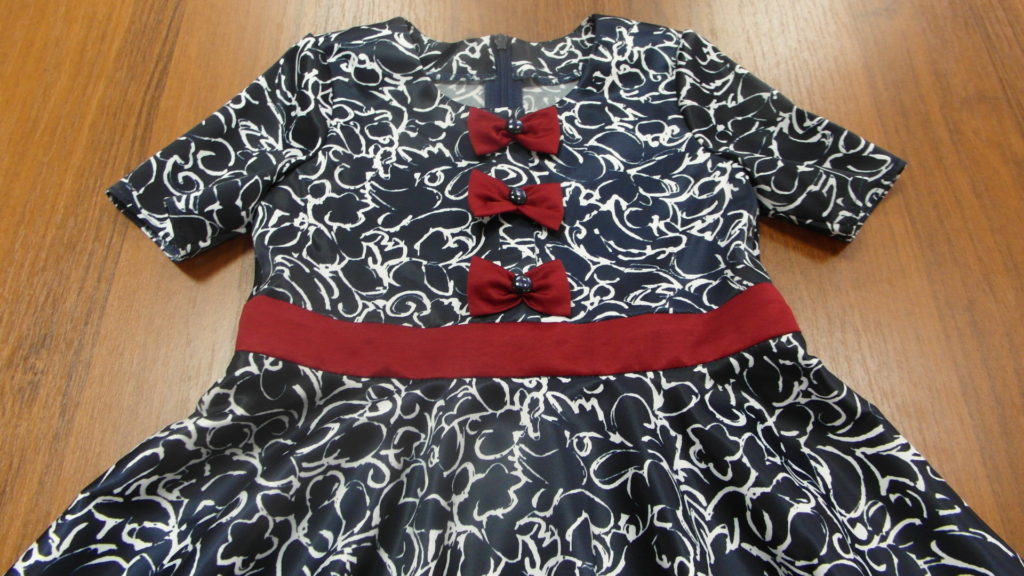 детское платье с отделкой